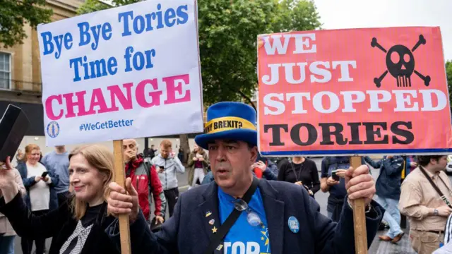  தொழிலாளர் கட்சி ஆதரவாளர்கள் நடத்திய பேரணி