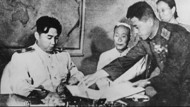 Kim Il-sung signant des documents