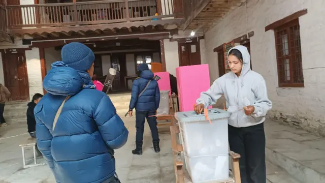 मुस्ताङ्को जोमसोमस्थित एक मतदान केन्द्रमा भोट हाल्दै एक महिला