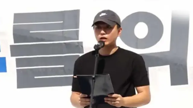 집회에서 발언하고 있는 최준혁 교사