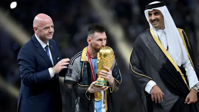 Emir of Qatar dey wia di bisht on top Lionel Messi