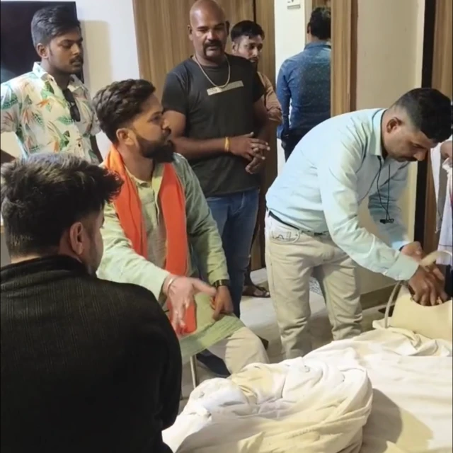 वायरल वीडियो में कुछ युवक एक होटल के कमरे के अंदर घुसकर युवक को घेरकर बैठे दिख रहे हैं