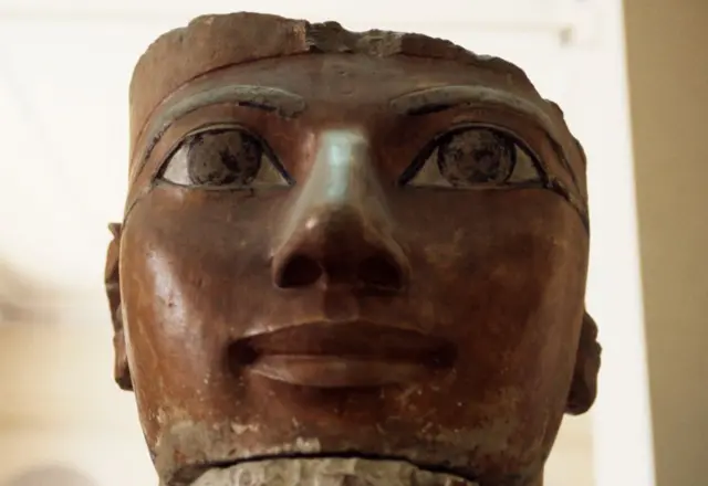 Cabeza de la reina Hatshepsut de una estatua colosal de piedra caliza pintada.