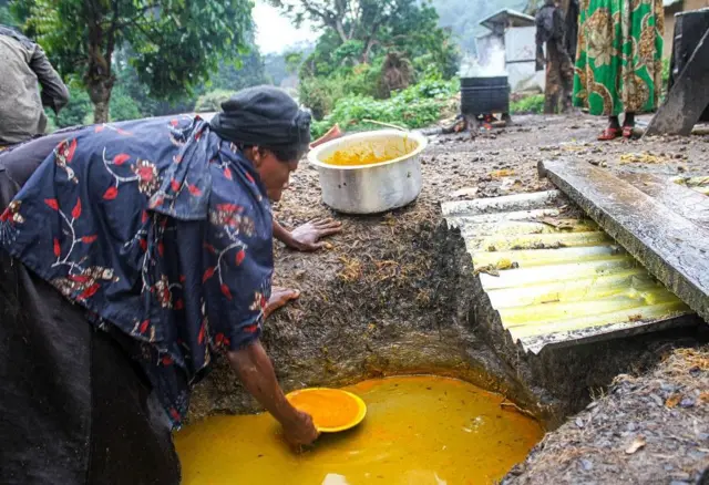 Fabrication artisanale de l'huile de palme en RDC