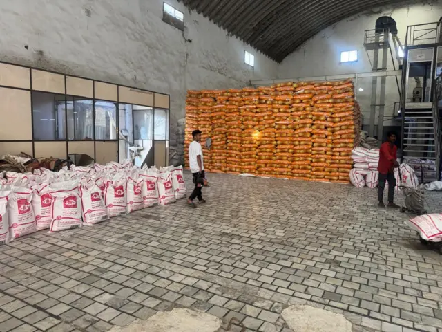 ਗੋਦਾਮ ਅੰਦਰ ਪਏ ਬਾਸਮਤੀ ਚੌਲ ਦੇ ਸਟਾਕ ਦੀ ਤਸਵੀਰ