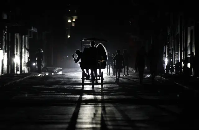 Việc Mỹ gia tăng phong tỏa khiến khủng hoảng năng lượng tại Cuba thêm trầm trọng (ảnh chụp đêm 21/3 tại Havana)