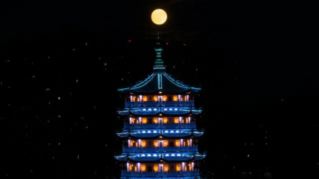 La superluna sobre el templo Hiuju, en Kunshán, China.