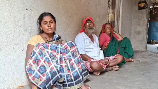 لڑکیوں کی ماں رانی یمگر اور لڑکی کے دادا دادی۔