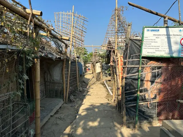 টেকনাফের একটি রোহিঙ্গা ক্যাম্পের ভেতরে পায়ে চলার সরু পথ