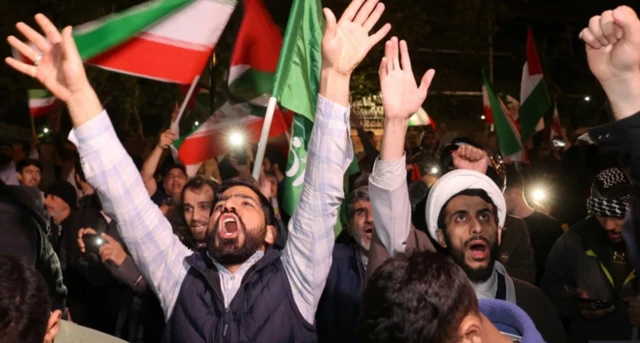 ටෙහෙරානයේදී විරෝධතාකරුවන් ඉරානයට එල්ල වූ ප්‍රහාරයෙන් පසු ඊශ්‍රායලයට විරෝධය දක්වමින් 