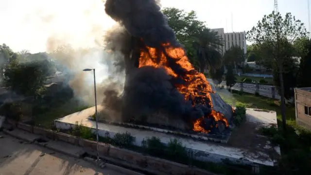 সহিংসতার সময় পুড়িয়ে দেয়া হয় অনেক সরকারি ভবন