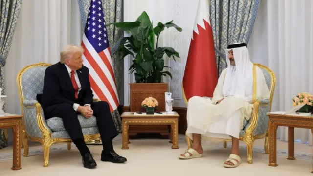 امیر قطر با دونالد ترامپ در حال صحبت