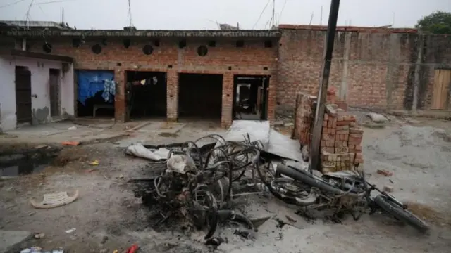 బహ్రాయిచ్‌లో మత ఘర్షణల సమయంలో అనేక ఇళ్లు, దుకాణాలకు నిప్పంటించారు.
