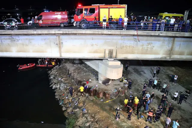 مكان سقوط الحافلة من فوق جسر الحراش في مجرى النهر 