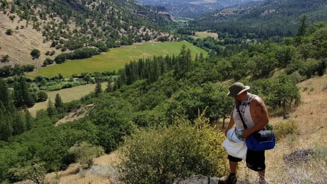 การรวบรวมเมล็ดพันธุ์ในปริมาณมากที่จำเป็นต่อการเติมเต็มดินที่เพิ่งถูกเปิดออกนั้นเป็นงานที่ต้องใช้ความอดทน