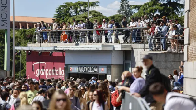 Люди збираються навколо транспортного вузла Монклоа після відключення електроенергії в Мадриді, Іспанія, 28 квітня 2025 року