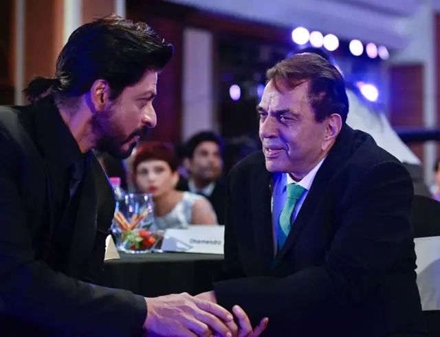 शाहरुख़ के साथ धर्मेंद्र