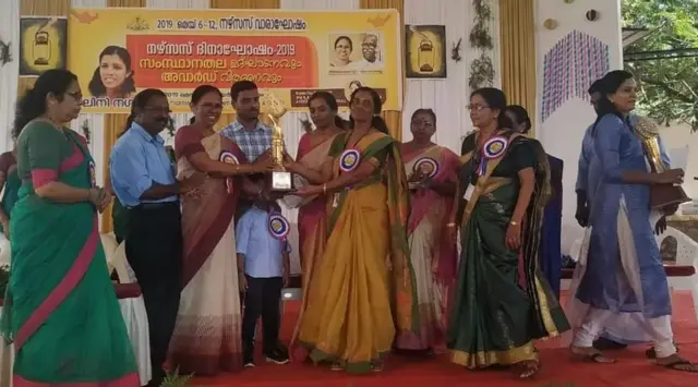 కేరళ రాష్ట్ర ప్రభుత్వం నుంచి అవార్డు అందుకుంటున్న గీత