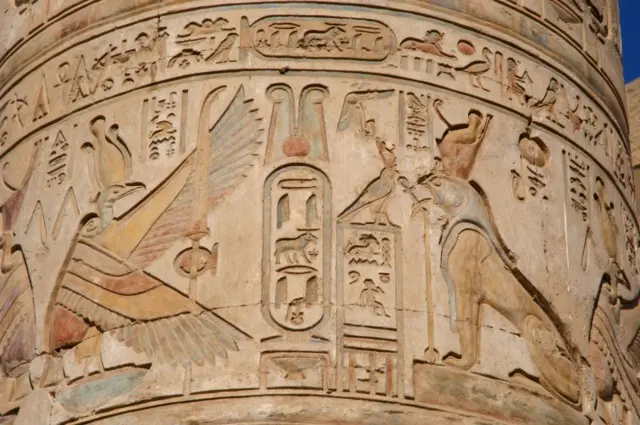 معبد كوم أمبو في مصر، القرن الثاني قبل الميلاد، نحت بارز مُهدى للإله سوبك، الإله التمساح، وللإله حورس، الإله الصقر، ويُظهر الخرطوش الملكي للإمبراطور الروماني تيبيريوس