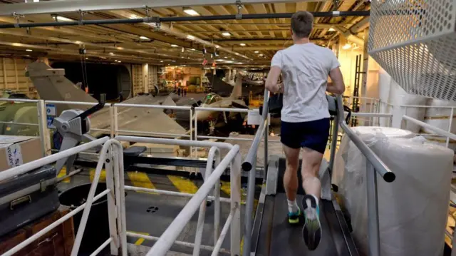 Francuski żołnierz trenuje w hangarze lotniczym na pokładzie lotniskowca Charles de Gaulle u wschodnich wybrzeży Cypru na Morzu Śródziemnym, 9 lutego 2020 r.