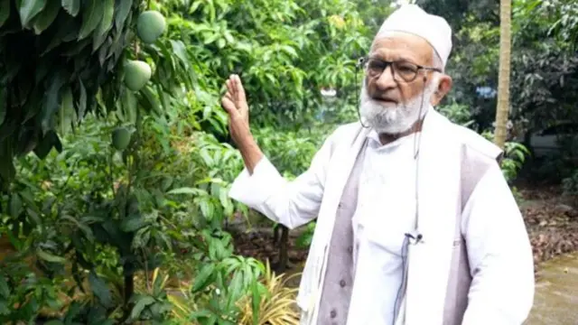 आंब्याची माहिती देताना करिमुल्ला खान