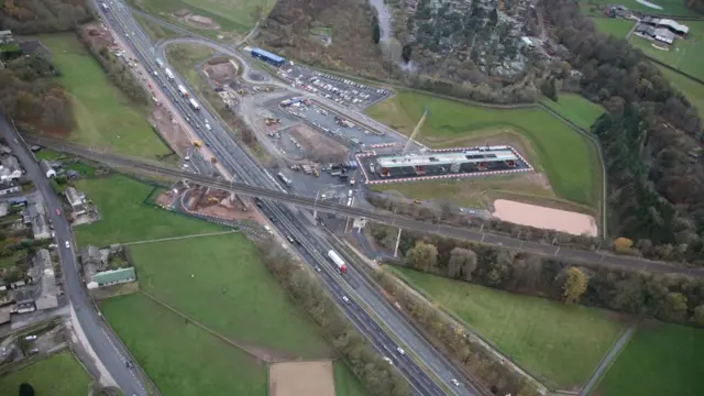 Una vista aérea de un puente ferroviario que cruza una autopista.