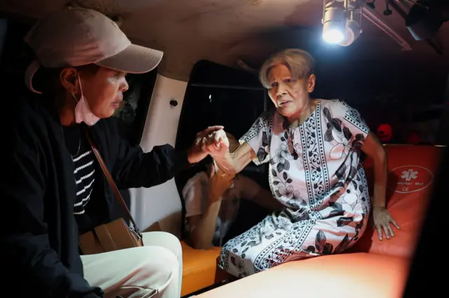 Seorang penyintas kebakaran di Panti Werdha Damai, Kota Manado, Sulawesi Utara sedang dievakuasi sesaat setelah kebakaran terjadi.