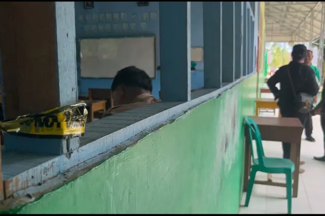 Siswa MAN 3 Kota Padang sedang menjalankan proses belajar mengajar pasca terjadi ledakan bom oleh siswa yang sedang menjalani proses hukum, Rabu (15/07).
