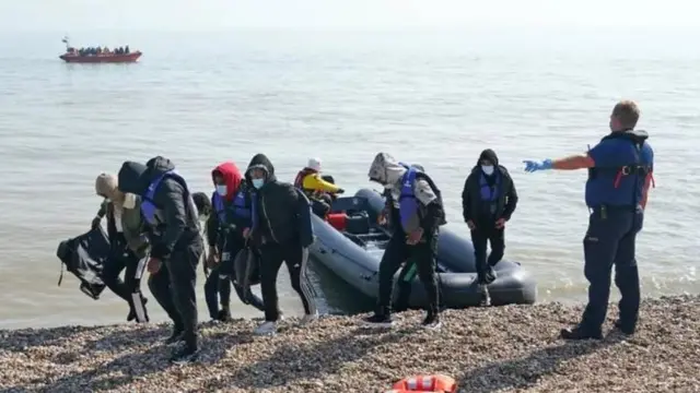 Manş Denizi'ni geçerek İngiltere'ye gelen göçmenler