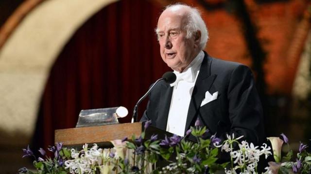 Higgs na cerimônia do Nobel, em 2013