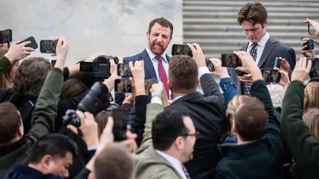 El senador Markwayne Mullin, republicano por Oklahoma, habla con reporteros afuera del Capitolio de EE.UU. después de que el presidente Donald Trump lo eligió como secretario del Departamento de Seguridad Nacional para reemplazar a Kristi Noem el jueves 5 de marzo de 2026.