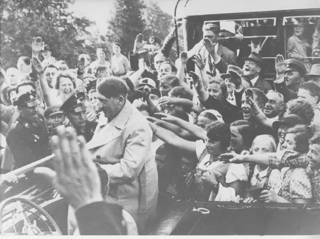 Адольф Гитлер приветствует сторонников из автомобиля с открытым верхом, 1933/1944 год