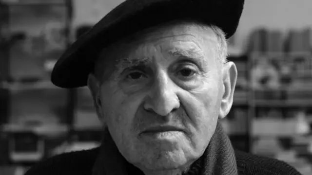 Un veil homme avec un chapeau