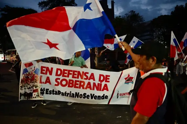 Manifestantes con banderas de Pananá y una pancarta que dice: "En defensa de la soberanía. Esta patria no se vende"