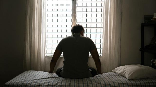 Silhueta de homem saindo da cama