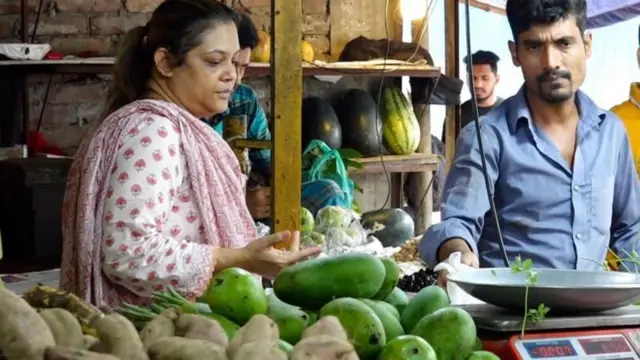 দুই বছরের বেশি সময় ধরে মূল্যস্ফীতি নয় শতাংশের বেশি, ফলে জীবনযাত্রা কঠিন হয়ে উঠেছে সীমিত আয়ের মানুষদের, প্রতীকী ছবি