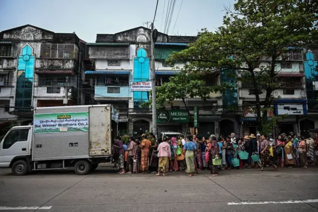 ၂၀၂၂ ခုနှစ်၊ ဩဂုတ်လက ရန်ကုန်မြို့မှာ ဆီဝယ်ယူဖို့ တန်းစီနေကြတဲ့မြင်ကွင်း (ပုံဟောင်း)