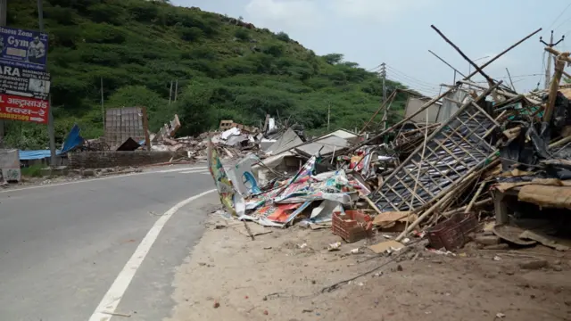 نوح کے علاقے میں مکانوں دکانوں پر بلڈوزر چلے