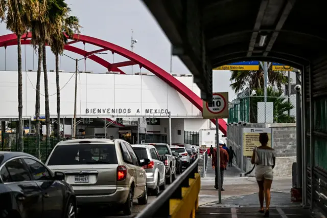 La gente cruza la frontera por el Puente Internacional Gateway hacia Matamoros, México, desde Brownsville, Texas, el 4 de junio de 2024. (Foto de CHANDAN KHANNA/AFP vía Getty Images)
