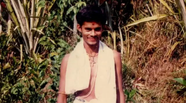 చిన్నతనంలో హిందు పూజారిగా డిల్లీ రామ్ పాడెల్ పనిచేశారు