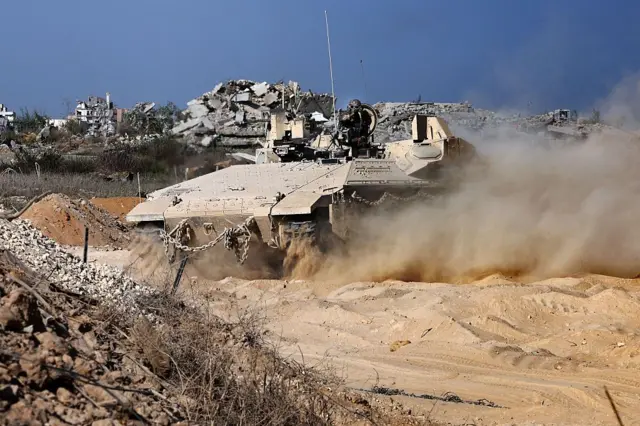 اسرائیلي ځواکونه وايي، د ټرمپ پلان لومړي پړاو پلي کېدو لپاره یې چمتوالی زیات کړی.