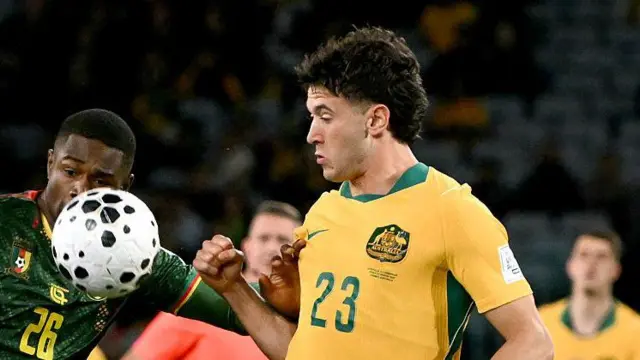 Alessandro Circati (iburyo) ahanganye na Christian Kofane wa Cameroun