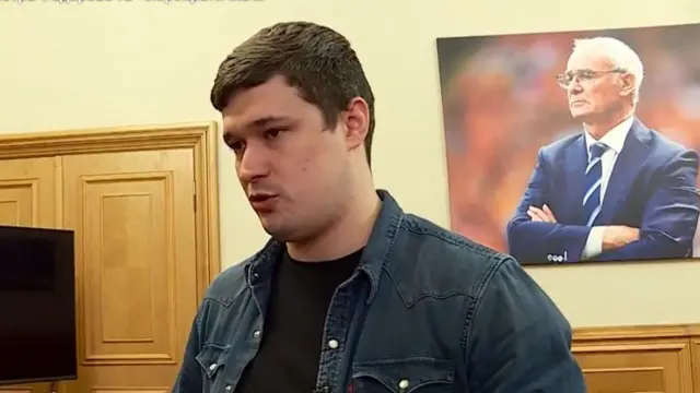 Михайло Федоров говорить, за ним на стіні портрет Клаудіо Раньєрі.