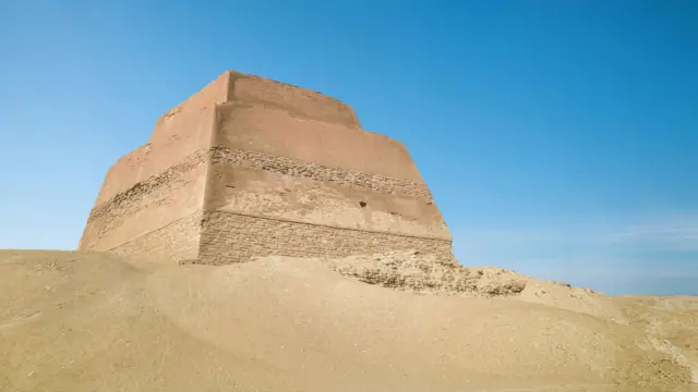‫هرم ميدوم بني خلال الدولة القديمة في عهد الملك سنفرو