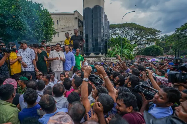 "සජිත් ප්රේමදාස හිතුවේ එයත් ඉන්නේ අරගලය පැත්තේ කියලා. නමුත් අරගලය විසින් එහෙම හිතුවේ නැහැ"