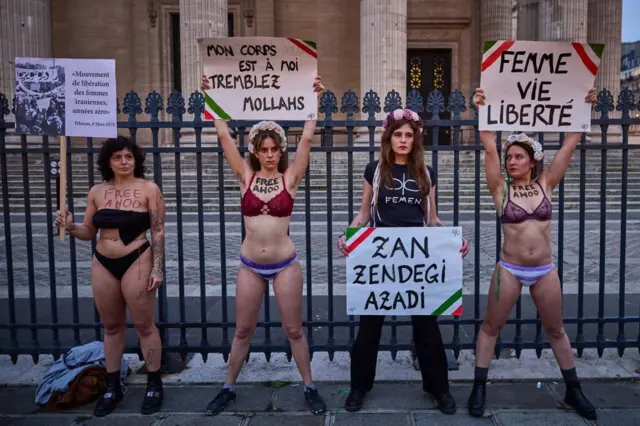 تجمع اعضای فمن، گروه مدافع حقوق زنان در حمایت از «دختر علوم و تحقیقات» در نزدیکی دانشگاه سوربن پاریس، ۵ نوامبر ۲۰۲۴