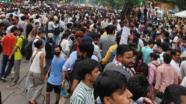 प्रदर्शनकारी छात्र