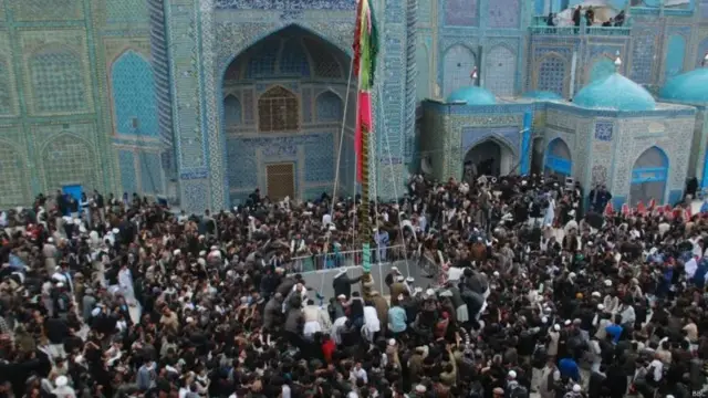 برگزاری جشن نوروز در زیارتگاه منسوب به حضرت علی در شهر مزار شریف