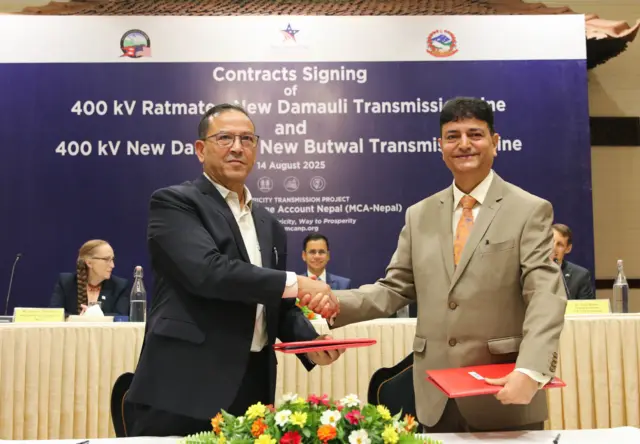 एमसीए नेपालका प्रमुख कार्यकारी खड्गबहादुर बिष्ट एन्जेलिक स्किपरका सुरेश कान्त्रुसँग हात मिलाउँदै