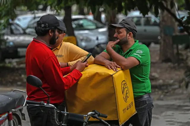 पाकिस्तान में सामाजिक कार्यकर्ताओं का कहना है कि सरकार विरोध को दबाने के लिए इंटरनेट और सोशल मीडिया पर प्रतिबंधों का इस्तेमाल कर रही है. 